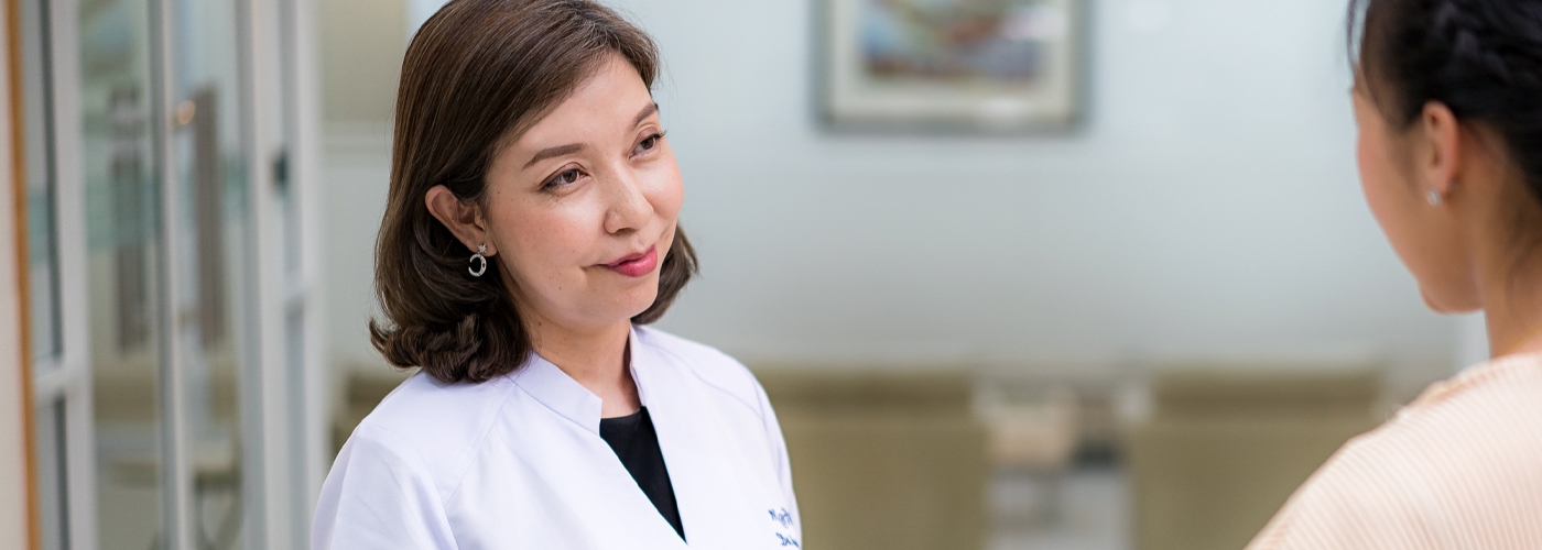 Female-Doctor-with-Patient-Desktop