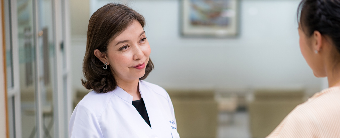 Female-Doctor-with-Patient-Desktop